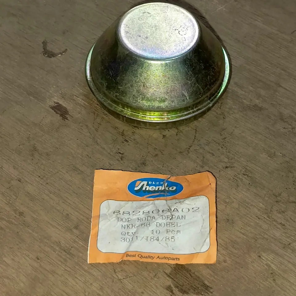 TUTUP AS RODA DEPAN NKR 71/66 AHENKO