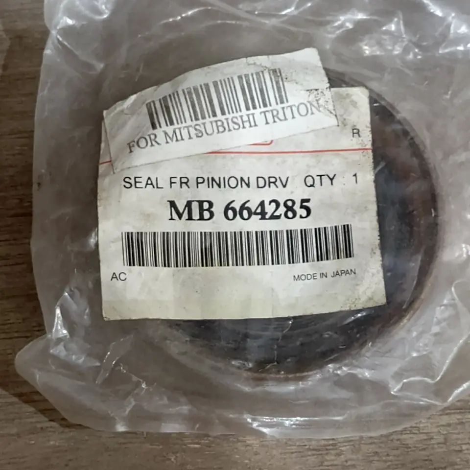 SEAL GARDAN DEPAN TRITON 2.5 MITSUBISHI (45*72*12) MB664825 SEAL GARDAN MITSUBISHI