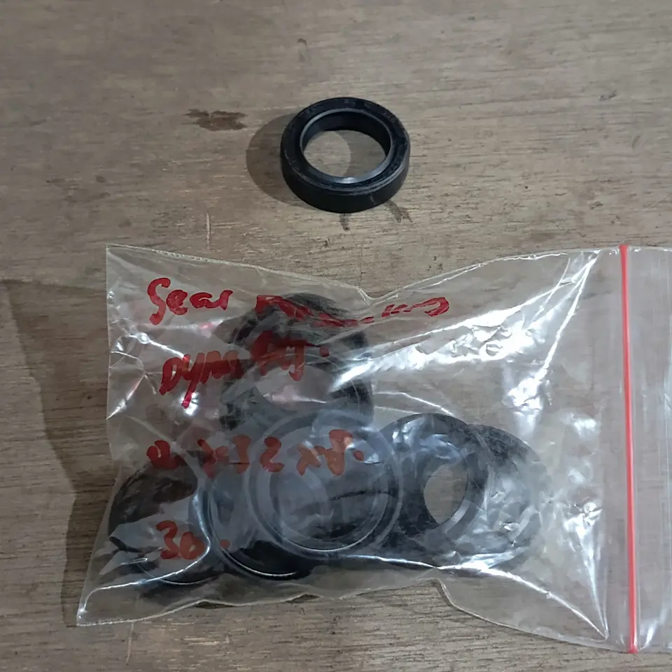 SEAL TRANSMISI DEPAN DYNA HT / DUTRO NOK (22*32*8)
