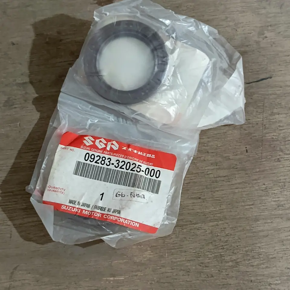 SEAL CRANKSHAFT DEPAN CARRY 1.0 / FUTURA / KATANA (TEBAL) SUZUKI (32*47*8) 09283-32025-000 SEAL CRANKSHAFT / KRUK AS & CAMSHAFT / NOKEN AS SUZUKI