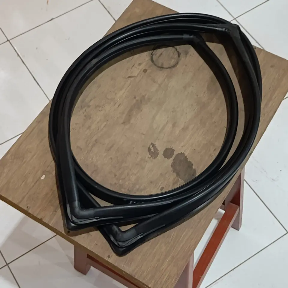 KARET KACA DEPAN L300